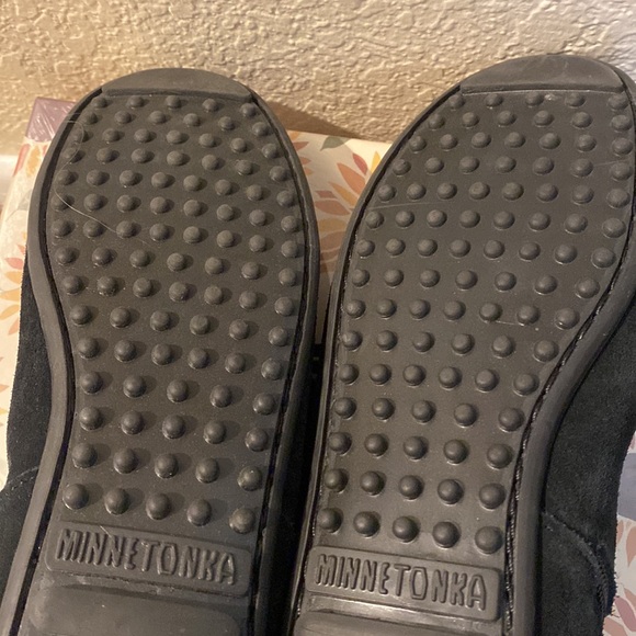 Woman’s Minnetonka moccasins - Picture 6 of 9